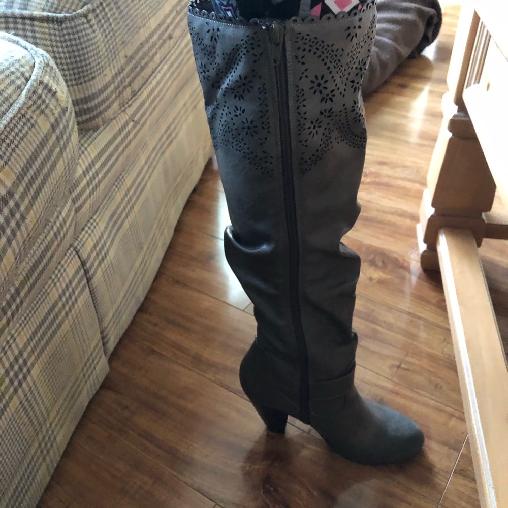 Boots - Picture 3 of 5